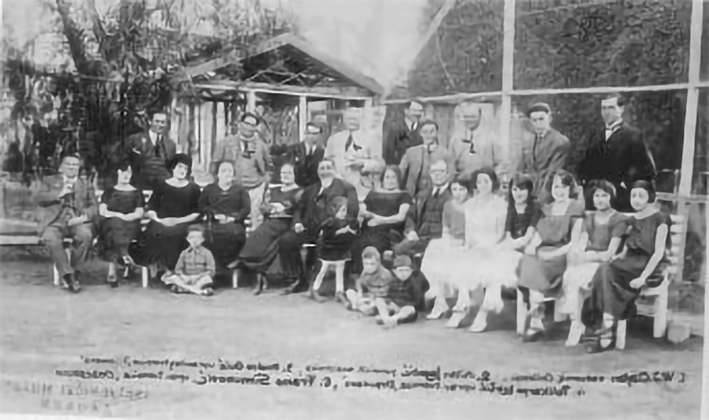 Salitreros croatas en una fiesta de jardín, en 1923. Oficina Salitrera desconocida.