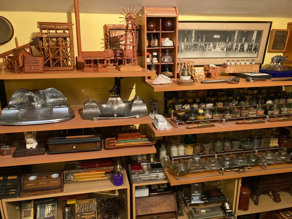 Parte de la colección de objetos salitreros de Andrés Medina Williams