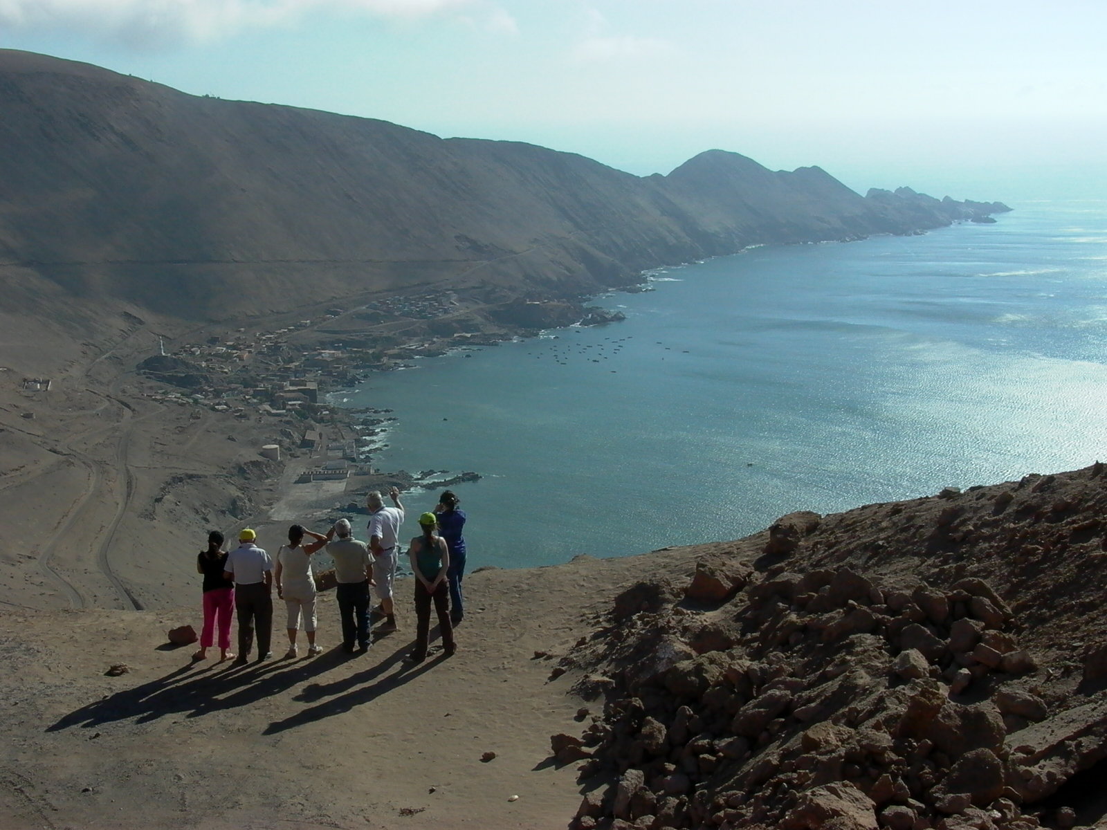 Don Fermín guiando a un grupo de turistas en los altos del puerto de Pisagua.